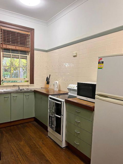 Arakoon House 4 - Bring Your Own Linen - Foster Accommodation 2