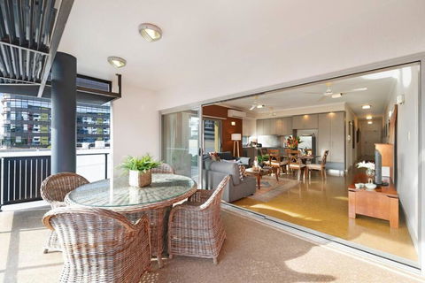 Artistic City Escape With Balcony And Parking - Foster Accommodation 0