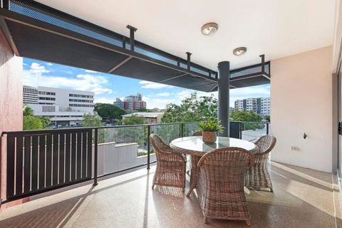 Artistic City Escape With Balcony And Parking - Foster Accommodation 4