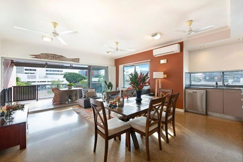 Artistic City Escape With Balcony And Parking - Foster Accommodation 3