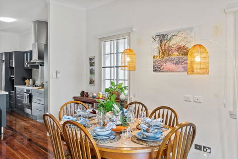 Artistic Queenslander With Park Views - Near City! - Foster Accommodation 0