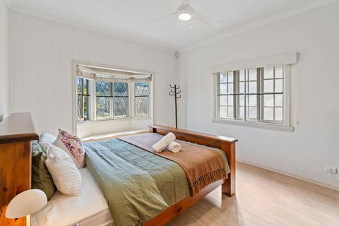 Artistic Queenslander With Park Views - Near City! - Foster Accommodation 4