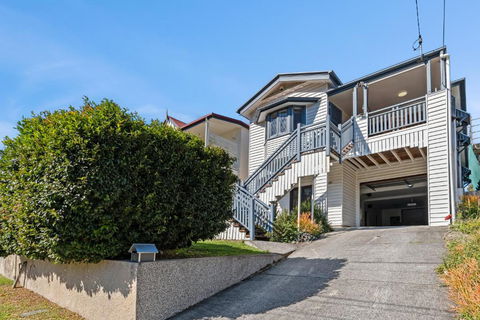 Artistic Queenslander With Park Views - Near City! - Foster Accommodation 1