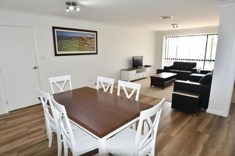 Ascot Gardens Serviced Apartments - Foster Accommodation 0