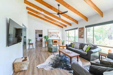 Aspen Abode - CBD, Fireplace, BBQ, 3 Smart TVs - Foster Accommodation 1