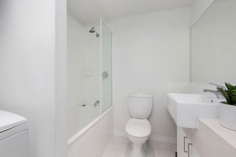 Astral Apartments. Spacious 2 Bed, 2 Bath Apartment In A Great Location. - Foster Accommodation 1