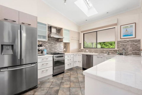 At The Hilltop - Sleeps 10 - Foster Accommodation 3