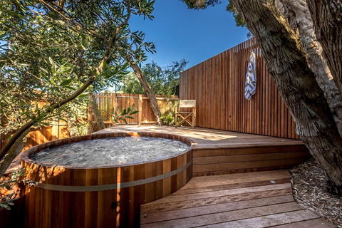 Aura Hot Tub Retreat - Unique Cedar Hot Tub Experience, 650m To Tyrone Foreshore - Foster Accommodation 0