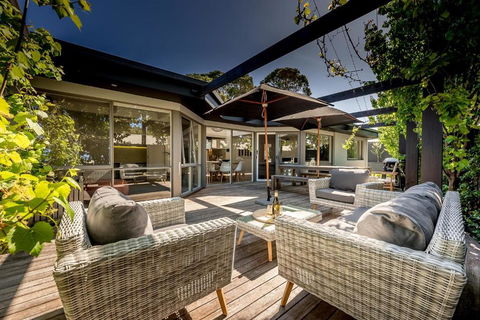 Aura Hot Tub Retreat - Unique Cedar Hot Tub Experience, 650m To Tyrone Foreshore - Foster Accommodation 2
