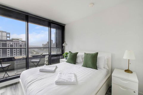Aura Off Flinders Lane - A City Centre Balcony Abode - Foster Accommodation 2