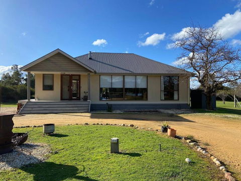 Aurora Cottages - Bellfield - Foster Accommodation 0