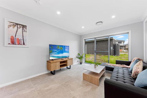 Austral Brand New 3Br House With WiFi & Parking - Foster Accommodation 1