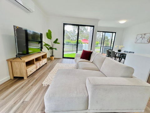 Austral Brand New Modern 4 Br Home - Foster Accommodation 1