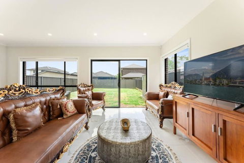 Austral Spacious Large 5 Br Home With Central AC - Foster Accommodation 0