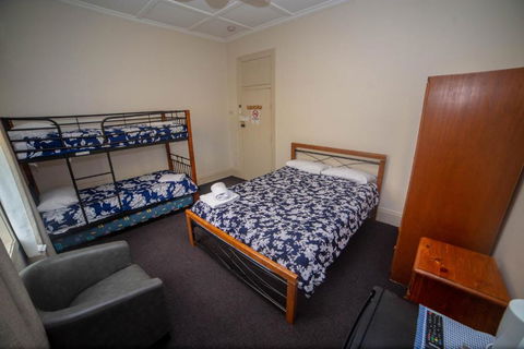 Australian Hotel - Foster Accommodation 1