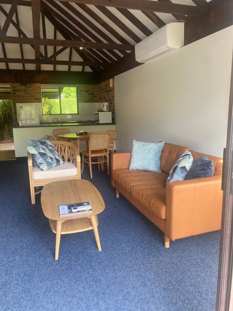Avoca Beach Hotel - Foster Accommodation 4