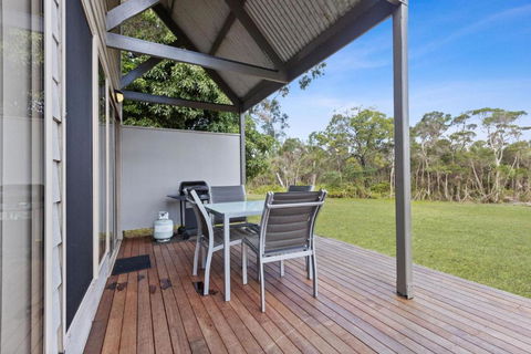 Avon - Waterfront Retreat - Foster Accommodation 1