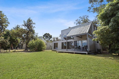 Avon - Waterfront Retreat - Foster Accommodation 0