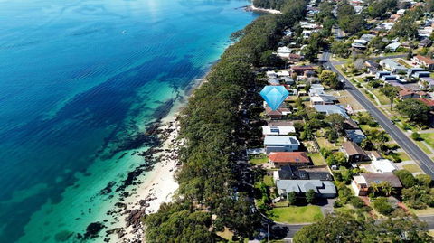 AXL Orion Beach Home: Beach Front - Foster Accommodation 0