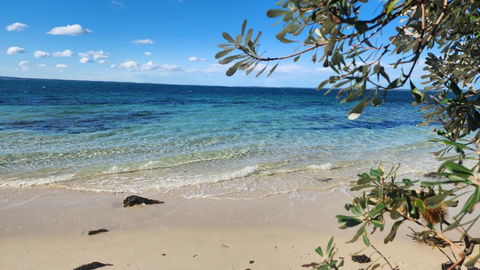 AXL Orion Beach Home: Beach Front - Foster Accommodation 3