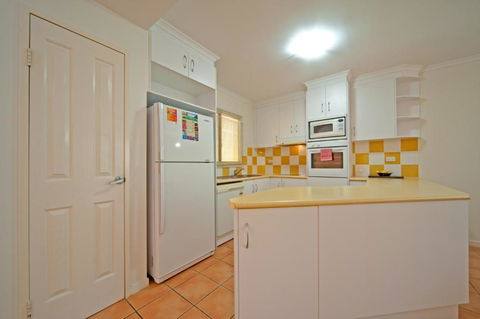 At Beach Court Holiday Villas - Foster Accommodation 4