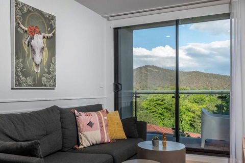 Awesome Brooklyn Inspired Stay - Mt Ainslie View - Foster Accommodation 1