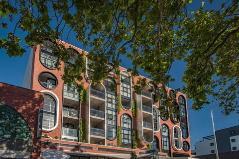 Awesome Brooklyn Inspired Stay - Mt Ainslie View - Foster Accommodation 3