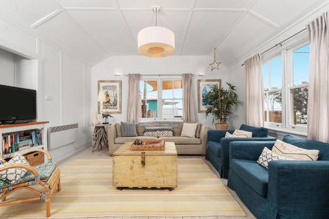 Avalon Vintage Beachside Family Getaway - Foster Accommodation 2