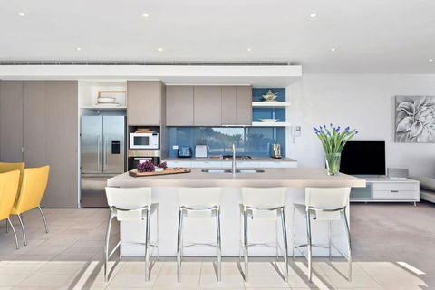 Azure Bliss Luxe With Water Views Walk To Beach - Foster Accommodation 2