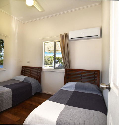 Absolute Waterfront - Foster Accommodation 3