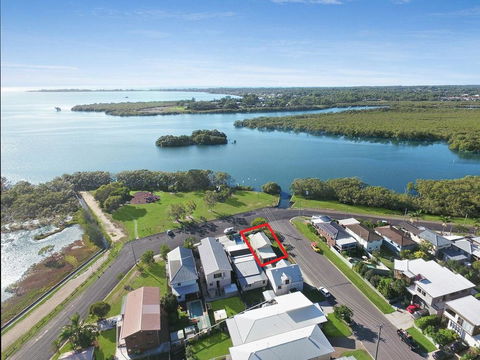 Absolute Waterfront - Foster Accommodation 12