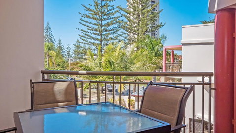 Burleigh On The Beach - Foster Accommodation 2