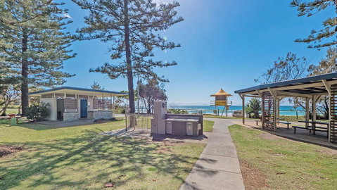 Burleigh On The Beach - Foster Accommodation 9
