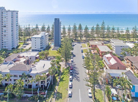 Burleigh On The Beach - Foster Accommodation 4