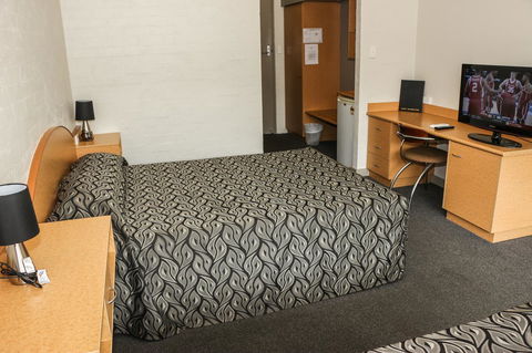 Salisbury Hotel Motel - Foster Accommodation 9