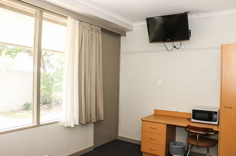 Salisbury Hotel Motel - Foster Accommodation 19