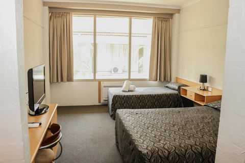 Salisbury Hotel Motel - Foster Accommodation 11