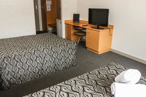 Salisbury Hotel Motel - Foster Accommodation 16