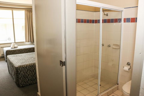 Salisbury Hotel Motel - Foster Accommodation 13