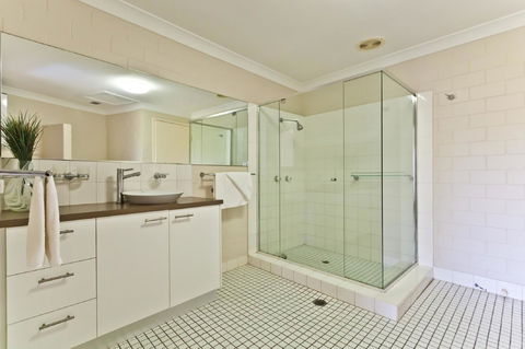 The Islander - Foster Accommodation 38