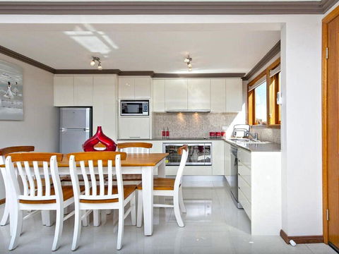'Beach Break 2', 2/10 Lionel St - Downstairs Unit With Aircon - Foster Accommodation 2