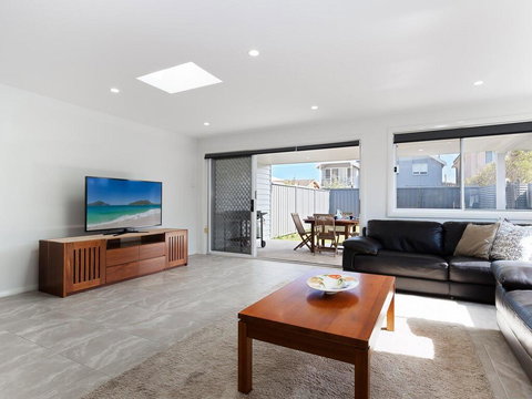 'Birubi Breezes', 2/7 Fitzroy St - Large Duplex With Air Conditioning, WIFI & Only 5 Minute Walk To The Beach - Foster Accommodation 1