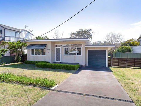 'Shoalz', 28 Rigney Street - Renovated Pet Friendly Cottage & Boat Parking - Foster Accommodation 0