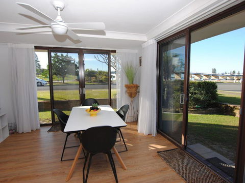 'Time And Tide' 1 - Ground Floor With Water Views - Foster Accommodation 0