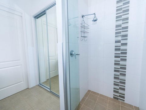 1 'Florida', 5 Lillian Street - 2 Min Walk To Beach, Shops & Restaurants - Foster Accommodation 2