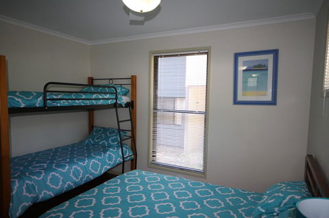 1 Naiad Court - Lowset Family Home With Swimming Pool And Covered Deck. Pet Friendly - Foster Accommodation 0