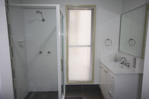 1 Naiad Court - Lowset Family Home With Swimming Pool And Covered Deck. Pet Friendly - Foster Accommodation 3