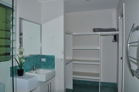 10 Double Island Drive - Modern Family Home, Centrally Located, Swimming Pool & Outdoor Area - Foster Accommodation 2