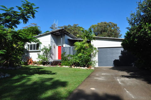 10 Double Island Drive - Modern Family Home, Centrally Located, Swimming Pool & Outdoor Area - Foster Accommodation 0