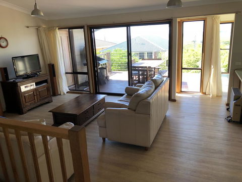 121 Montague Avenue, Kianga - Foster Accommodation 2